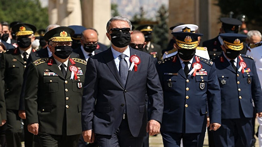 Bakan Akar, komuta kademesi ve OYAK Yönetim Kurulu ile Anıtkabir’i ziyaret etti
