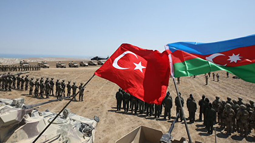 Azerbaycan Savunma Bakanı Zakir Hasanov’dan TSK’ya övgü: Türkiye yanımızda olduğu için şanslıyız