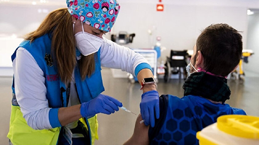 Yunanistan korona aşısı yaptıran gençlere 150 Avro verecek