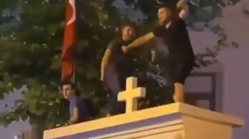 Kilise duvarının üstünde dans eden üç kişi gözaltında