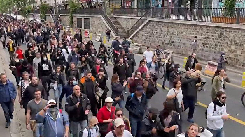 Fransa sokakları yine karıştı: Göstericiler Kahrolsun diktatörlük sloganları attı