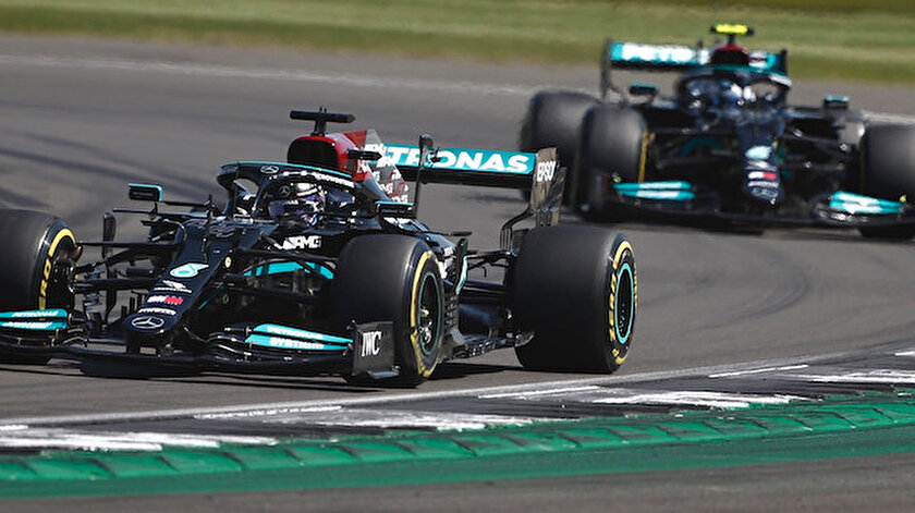 İngilterede nefes kesen son: Hamilton 10 saniyelik cezaya rağmen kazandı