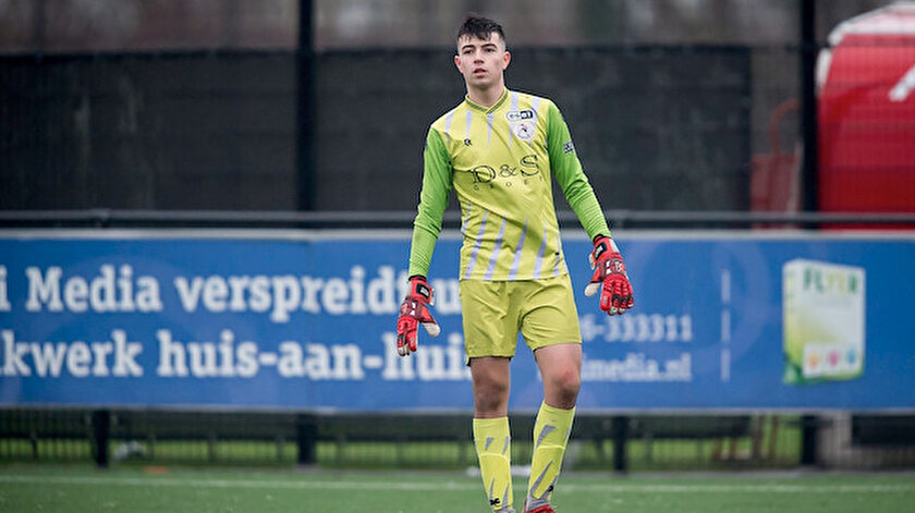 Ajax, Fenerbahçe ve Galatasarayın istediği Türk kaleci Mert Alegözü transfer etti
