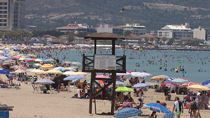Çeşmede bayram tatili yoğunluğu: Plajlar tıklım tıklım