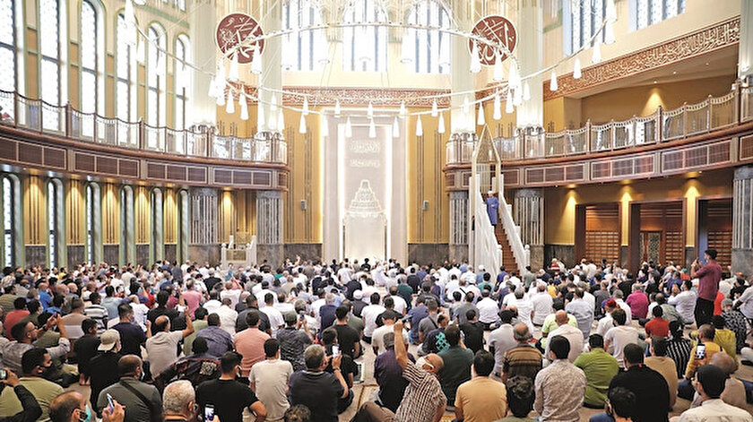 Taksim Camisi’nde ilk bayram namazı