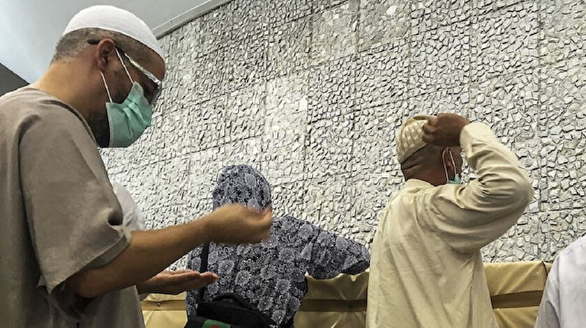 Hacılar bayramın üçüncü gününde de Minada şeytan taşladı
