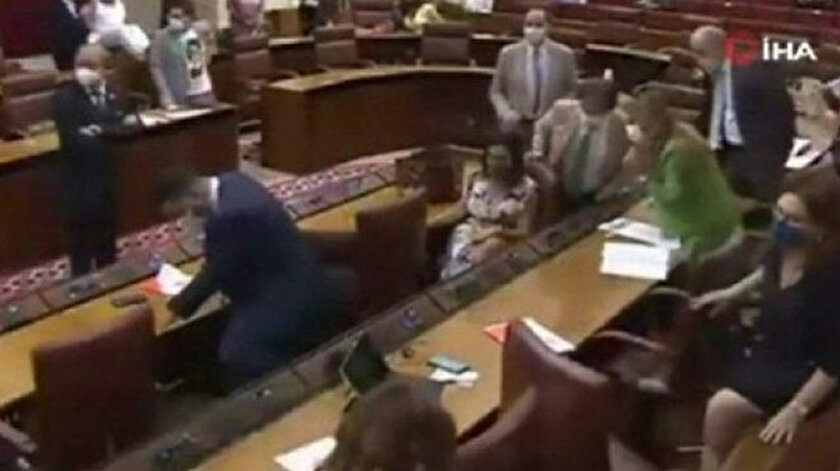 Endülüs Parlamentosu’nda fare paniği: Vekiller çığlık çığlığa kaçıştı toplantı yarıda kesildi