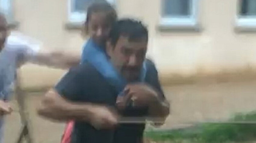 Evden yola ip çekerek dere gibi akan suyun içerisinden geçtiler