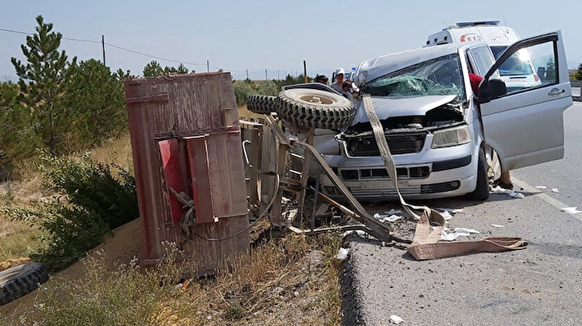 Afyonkarahisarda minibüs römorka çarptı: 7 kişi yaralandı