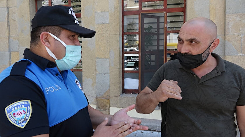 Maske uyarısı yapan polise dalga geçer gibi cevap: Siz koronaya inanıyor musunuz ben inanmıyorum