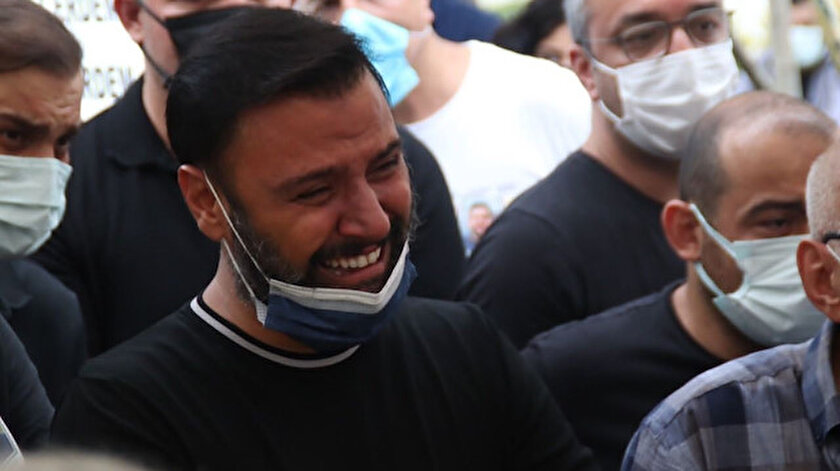 Kardeşinin mevlidinde ezan okuyan Alişan annesinin halini görünce diz çöküp hüngür hüngür ağladı
