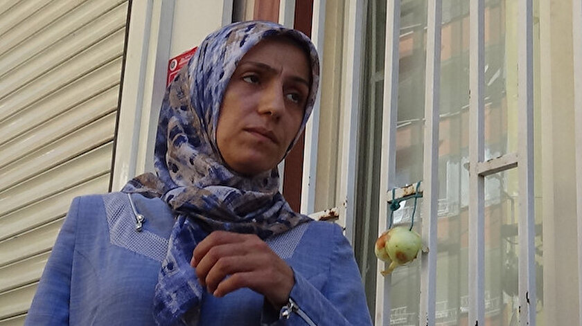 HDPliler oğlun gelirse soğan takıp eşek gibi anıracağız demişti: Ayşegül Biçer HDP binasına soğan astı
