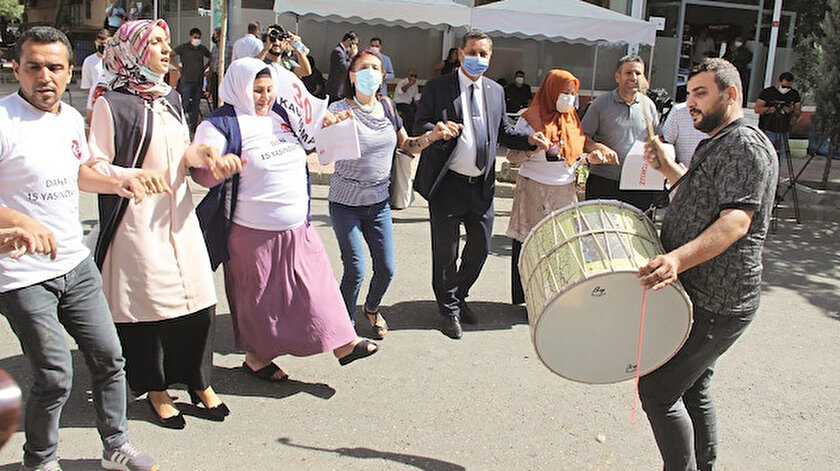 Nöbette zafer halayı: Dağları deldim evladımı aldım