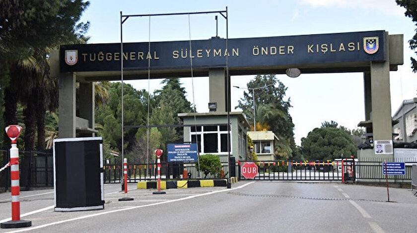 İzmirde kışlaya sabotaj girişimi: Nöbetçiler fark edince kaçtılar