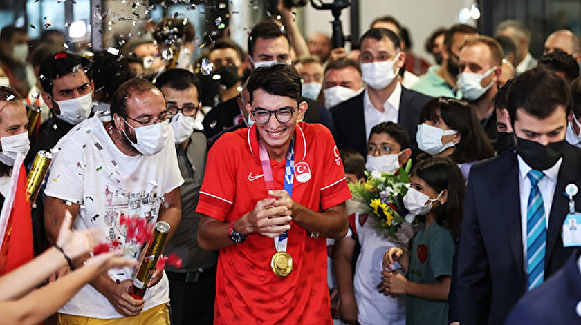 Olimpiyat şampiyonu Mete Gazoza İstanbulda coşkulu karşılama