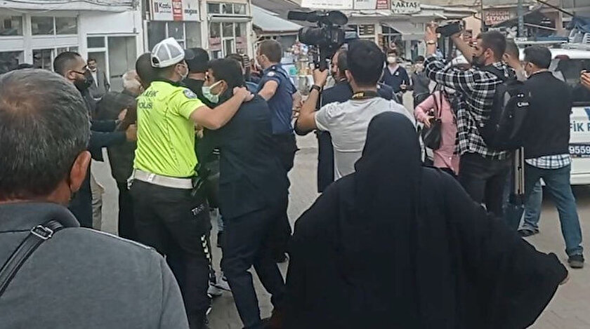Meral Akşener bu kez Sivasta protesto edildi: FETÖcünün kralı diye bağırıp istifaya çağırdı