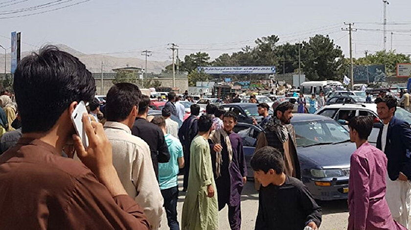 Kabildeki havalimanının giriş kapısında 4 Afgan askeri hayatını kaybetti