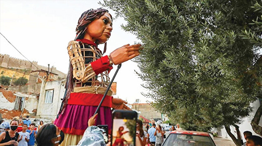 Kuklaya bile ayrımcılık: Küçük Amal Yunanistana sokulmadı