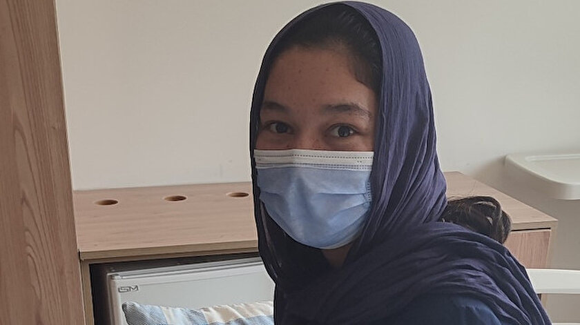 Cam silerken 5. kattan düştü: Hayatını araba kurtardı