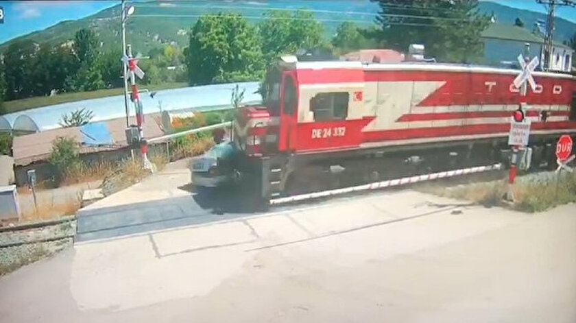 Amasyada trenin çarptığı otomobilin sürücüsü o anları anlattı: Durması için el etmiştim