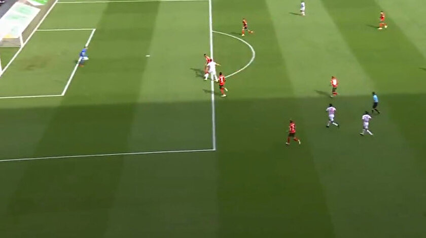 Augsburg-Bayer Leverkusen maçında Iagodan kendi kalesine harika gol