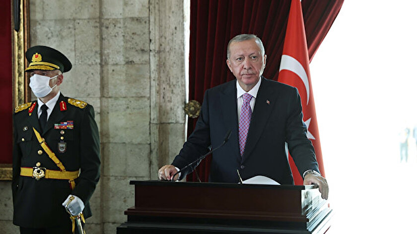 Cumhurbaşkanı Erdoğan Anıtkabirde: Türkiye Cumhuriyeti emin ellerde