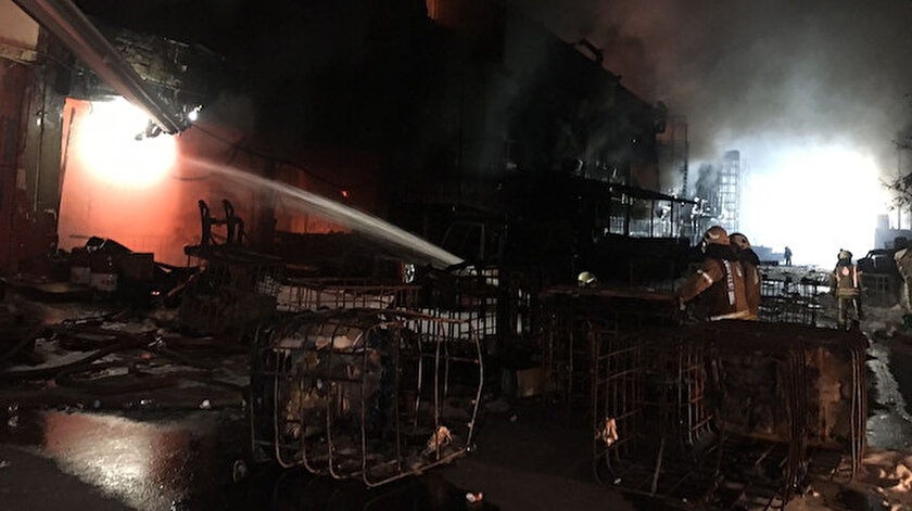 İstanbul Başakşehir’de kimyasal ham madde fabrikasında çıkan yangına müdahale sürüyor