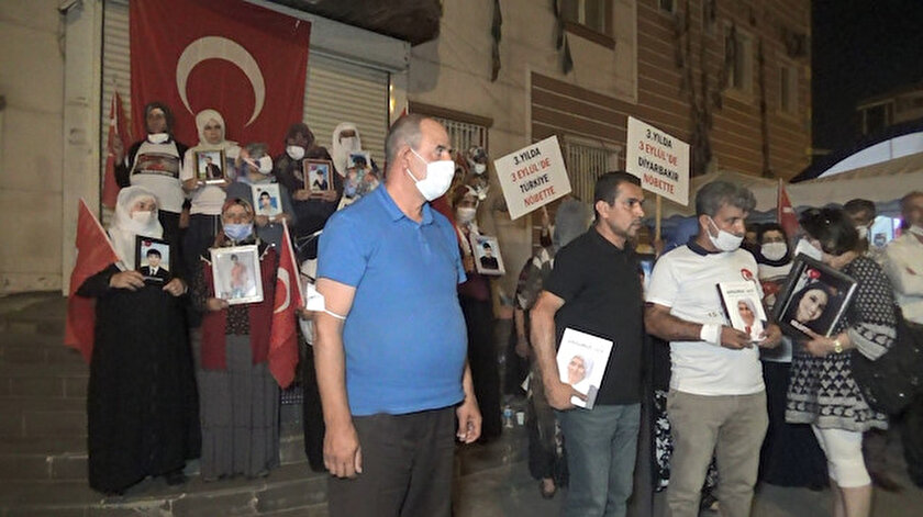 Evlat nöbetindeki ailelerden HDP binasına dev Türk bayrağı: Hiçbir güç bizi yıkamaz
