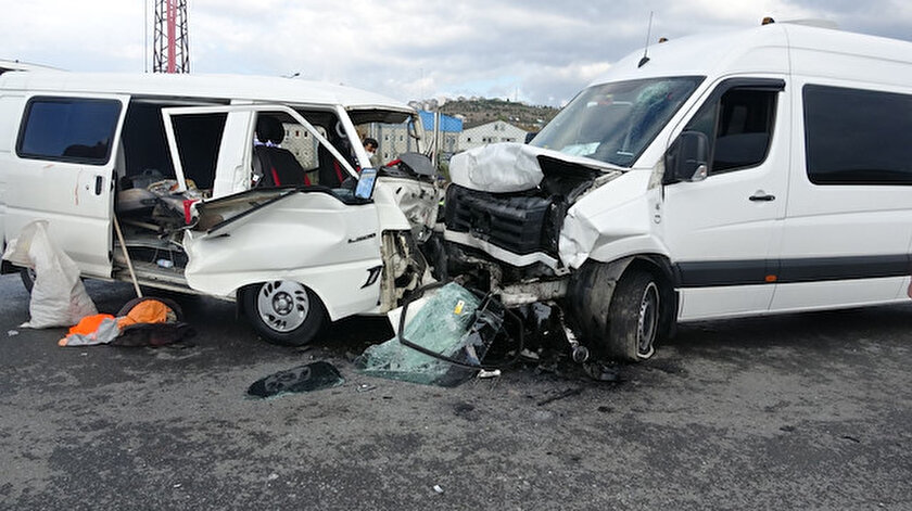 Sancaktepe’de faciadan dönüldü... Okul servisi ile kamyonet çarpıştı: 4 yaralı