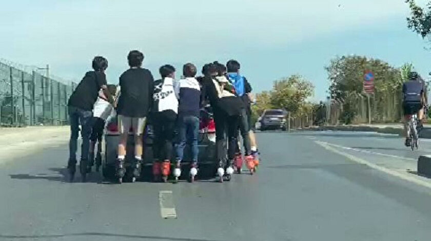 Otomobile tutunan 7 patenli gencin tehlikeli yolculuğu kamerada