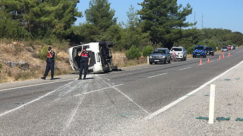 Son Dakika: Muğlada Ukraynalı turistleri taşıyan otobüs ile öğrenci servisi çarpıştı