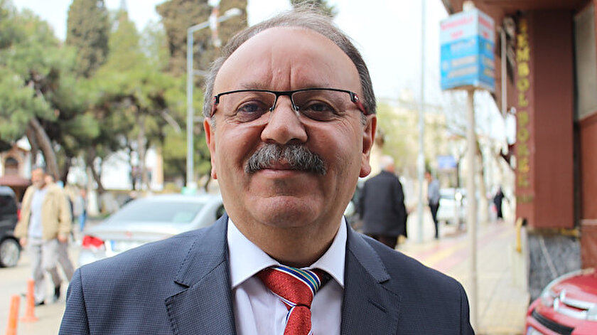 CHPli Merzifon İlçe Başkanı Hasan Koparan İstiklal Marşını tesettürlü öğretmenin okutmasını hazmedemedi