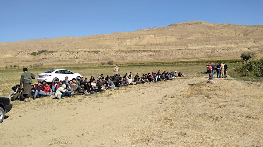 Vanda 14 kişilik minibüse bindirilen 71 düzensiz göçmen yakalandı