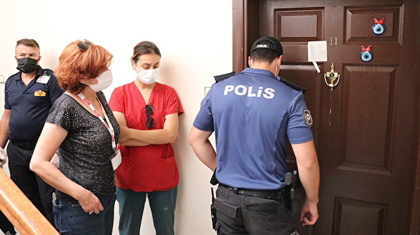 Apartmandan kötü kokular gelince komşular polisi aradı: Ekipler içeri girince şoke oldu