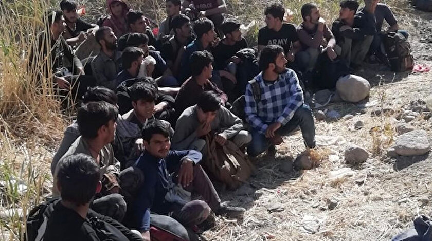 Dronea takıldılar: Düzensiz göçmenlerin geçişine izin yok