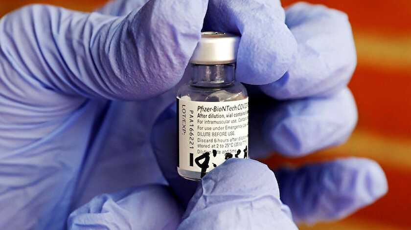 Japonyada Pfizer üretimi koronavirüs aşısı şişeciklerinde yabancı madde saptandı
