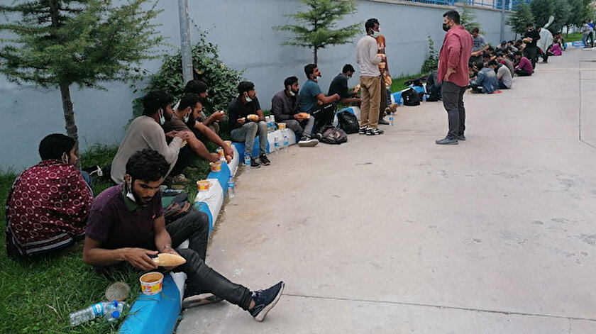 Saman balyalarının arkasından 69 kaçak göçmen çıktı
