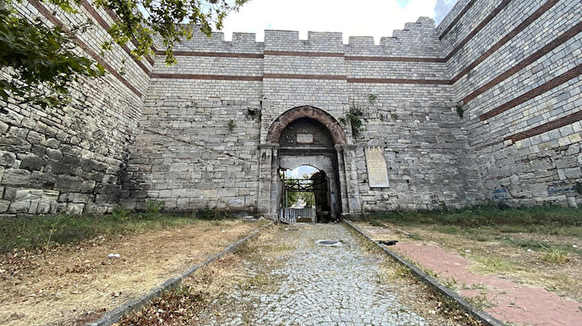 Fatihin ordusunun İstanbula girdiği kapı madde bağımlıları ve evsizlere mesken oldu