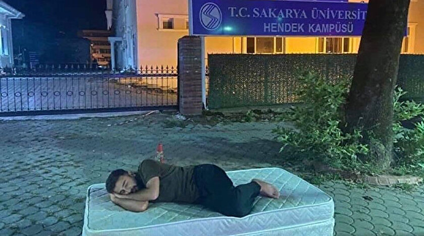 Sakaryadaki yüksek kira fiyatlarını protesto eden öğrenci kampüsün kapısına yatak koyup yattı