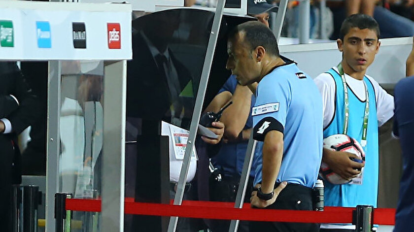 Trabzonspordan Cüneyt Çakır tepkisi: Bakarak görmemesi soru işareti