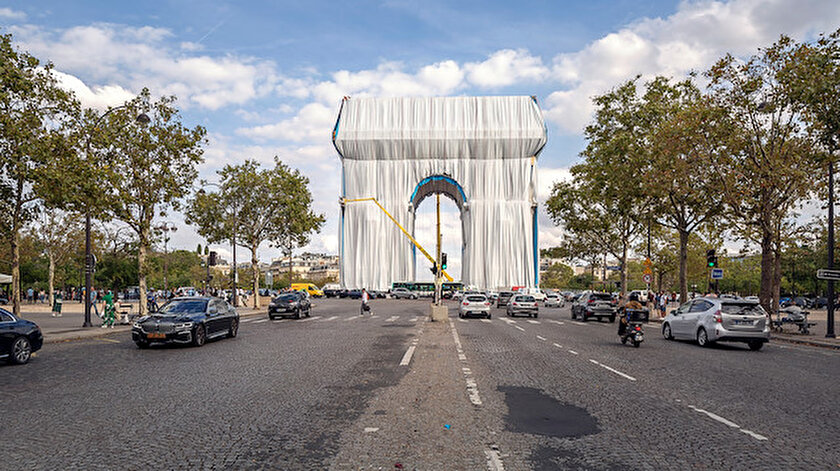 Fransızlar tepki gösterdi: Paris’in sembolü Arc de Triomphe anıtı kumaşa sarıldı