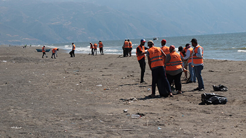 Hatay sahillerinde petrol sızıntısı temizliği
