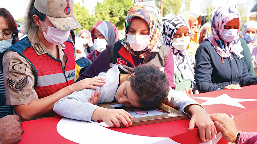 Şehidin nişanlısı böyle gözyaşı döktü: Mis kokulum ne olur kalk