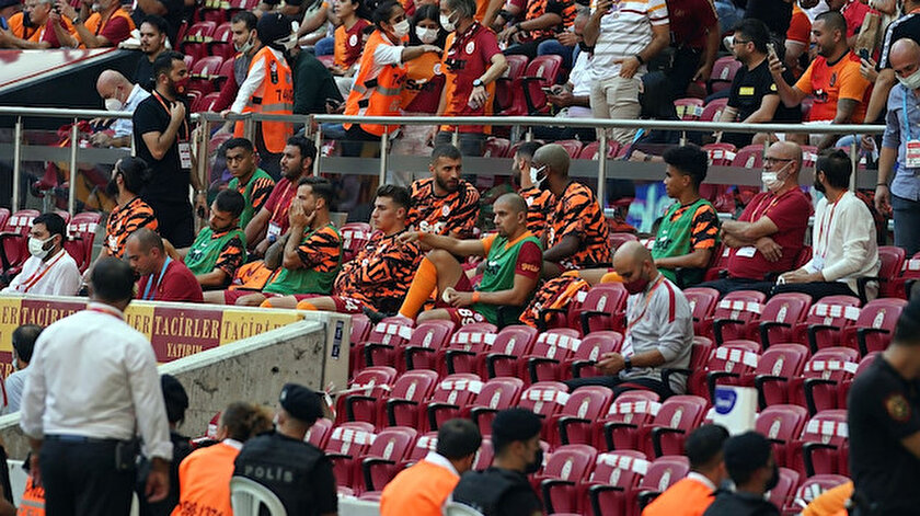 Galatasaraylı futbolcuyu şoke eden tepki: O formayı çıkart