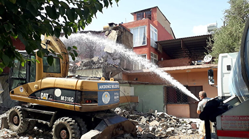 Gündoğdu ve Üç Ocak mahallelerinde terk edilmiş yapıların yıkımı gerçekleşti