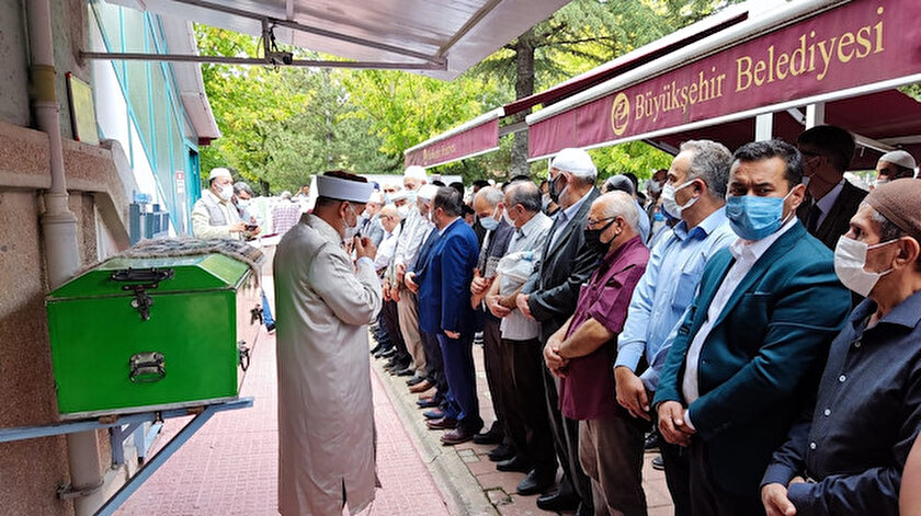 Aşı yaptırmayan vaiz anne ve babasının ardından koronavirüs yüzünden hayatını kaybetti