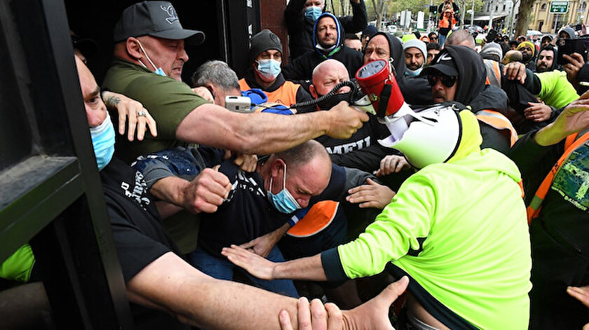 Avustralya’da inşaat işçilerinin aşı karşıtı protestosu kaosa döndü: Şantiyeler kapatıldı