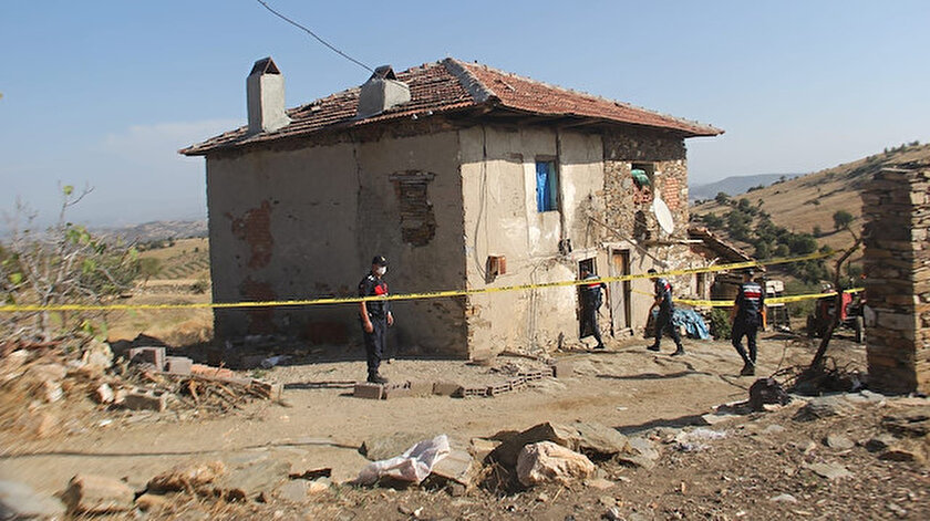 Manisa’da korkunç cinayet: Yanında kaldığı babasının boğazını kesti