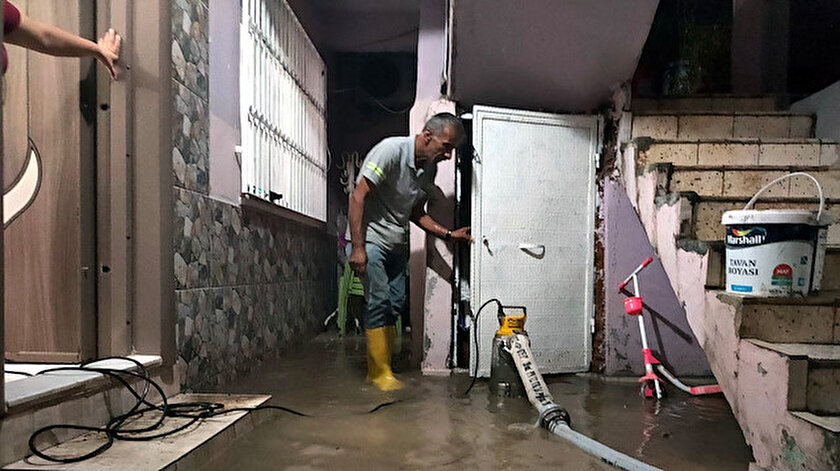 Ekipler su basan evlerde yağmur suyu tahliye çalışması yaptı