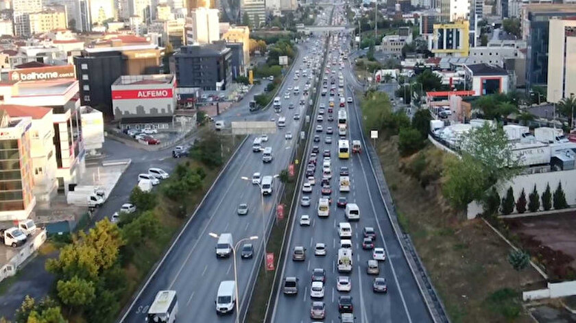 İstanbul’da haftanın son iş gününde trafik yoğunluğu erken başladı